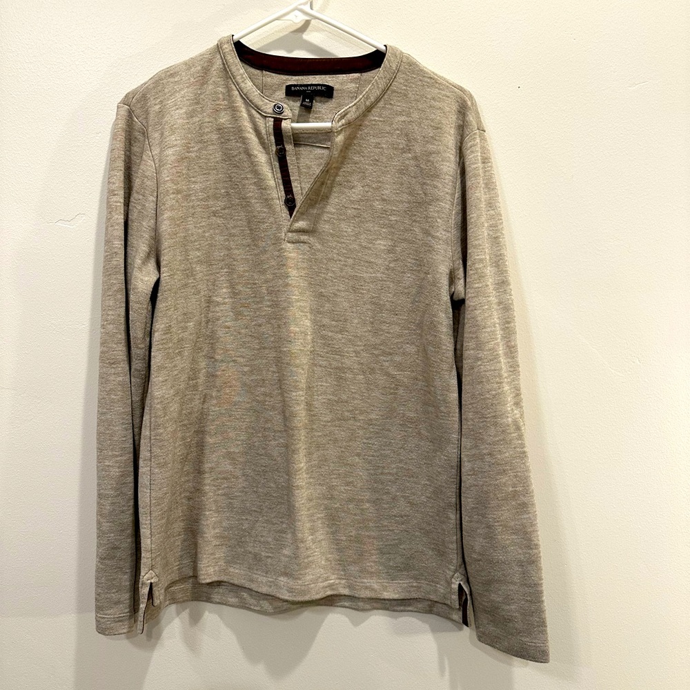 Banana Republic. Men’s shirt. Long sleeve. Size M. Tan and brown.